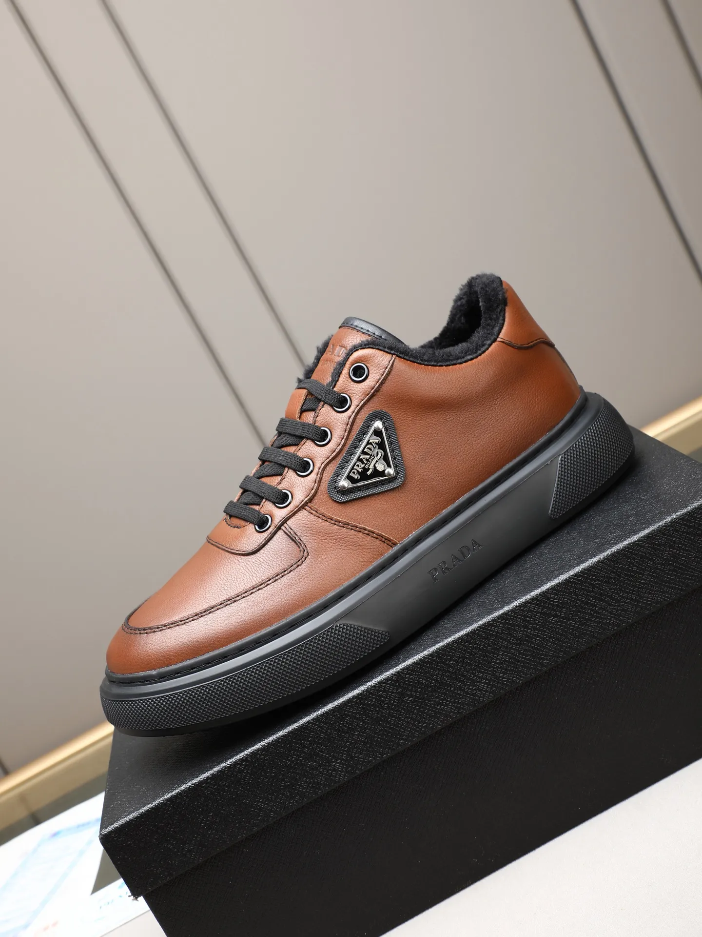 PP460 Prada/Prada men's new casual shoes, this upper is made of imported calfskin + velvet lining! The outside is decorated with the P family's classic metal triangle enamel logo, and the outsole is made of non-slip sports foam ultra-light outsole, which feels good on the feet and is a fashionable and fashionable item! Two colors to choose from!  Size: 38-44 (45 customized)